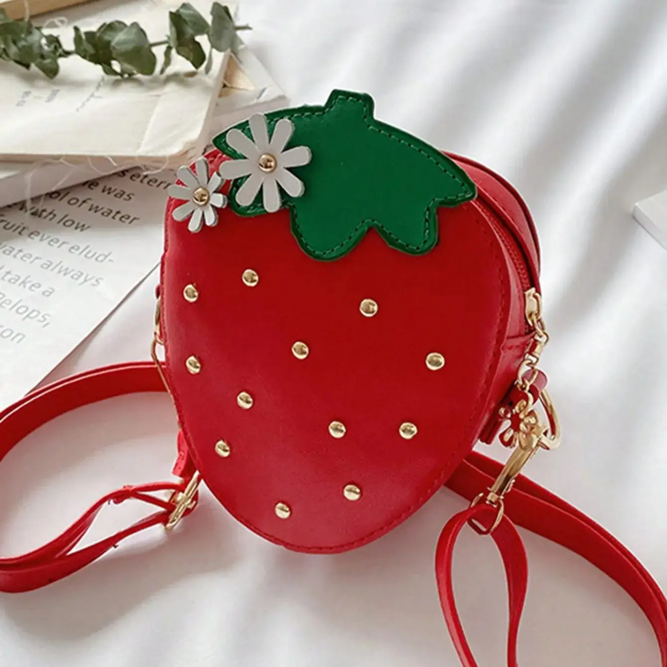 

Новая милая сумочка через плечо для девочек в форме клубники, из изысканного материала PU, мини-кошелек для мелочи.