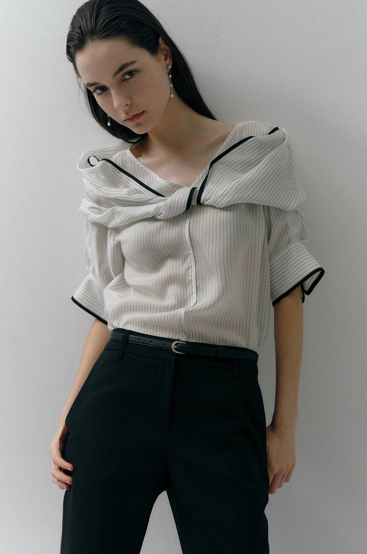 

Faionable Slimming Stripe ort Sve irt Korean Single OBZ*25 Summer Design Sense Quali Commute Sle Loose Fit V-Ne
