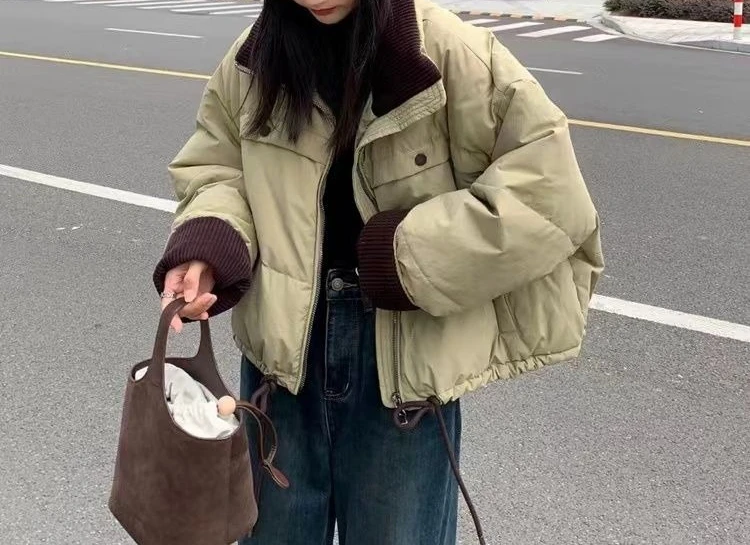 Chaqueta corta de plumón con cuello levantado y franjas de diferente color para mujer en invierno 2025, nueva chaqueta de pan cálida gruesa y suelta
