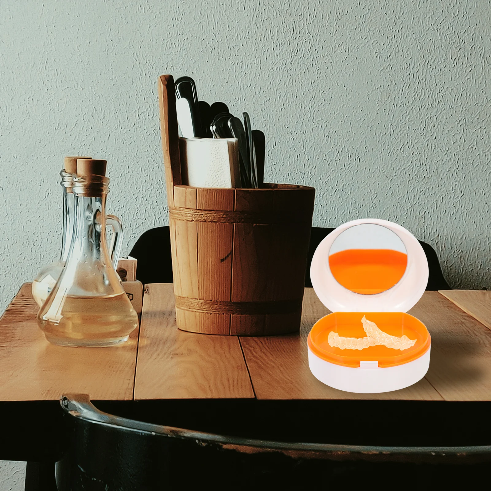 

Многофункциональный чехол для зубных протезов. Специальный дышащий дизайн. Компактный размер. Легко носить с собой. Контейнер-фиксатор.