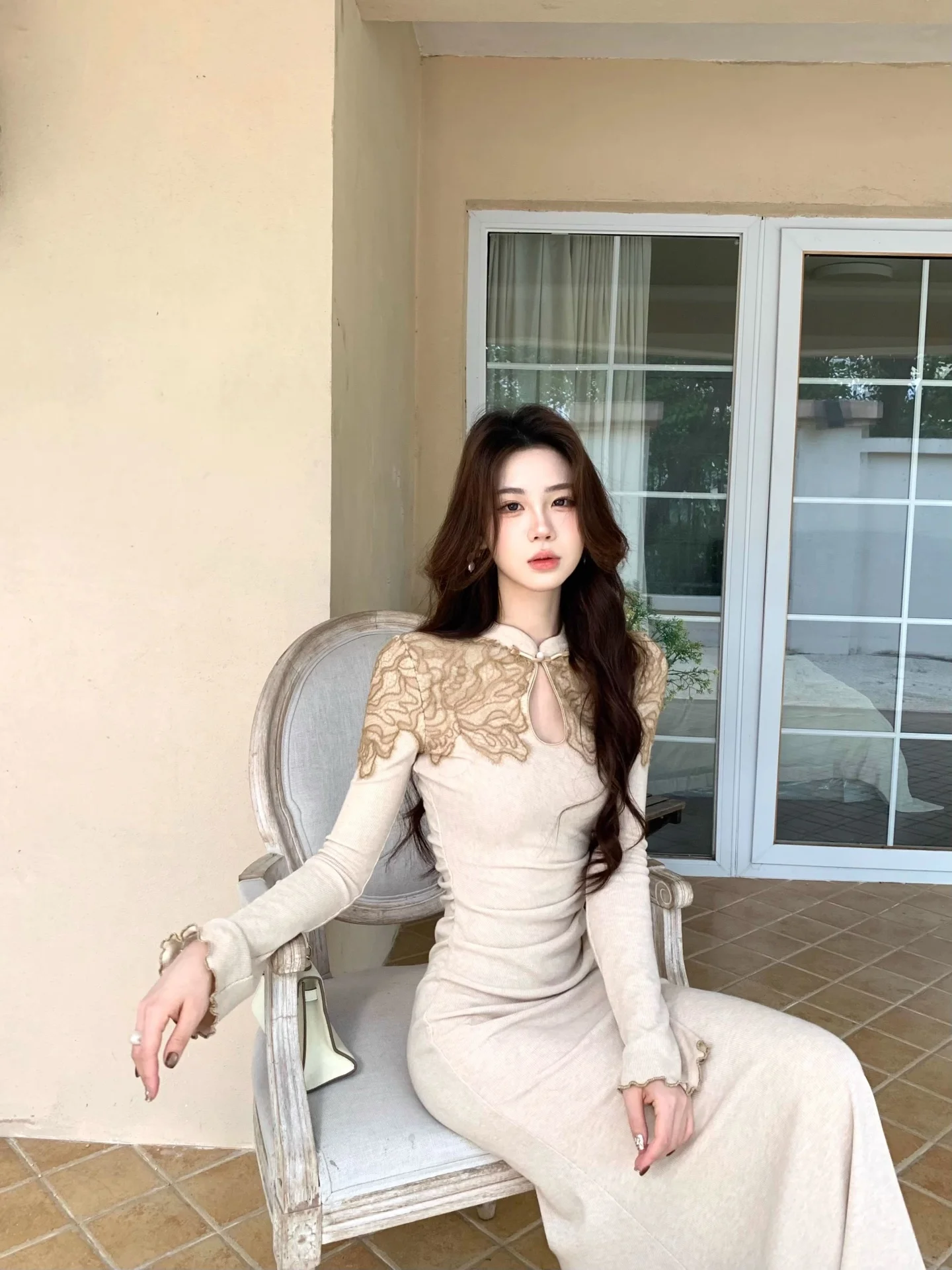 Novo Vestido Feminino de Malha Estilo Chinês com Manga Longa para Início da Primavera, Elegante, com Cintura Marcada e Efeito Emagrecedor, Camada Base Envolvente