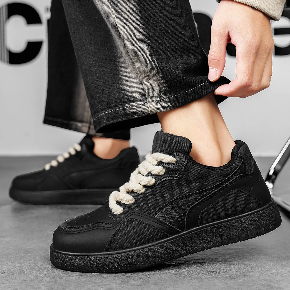 Men's Skateboarding Shoes 2024 New Thick Soled Canvas Shoes Platform Comfortable Breathable Lace Up Student Casual Sports Shoes