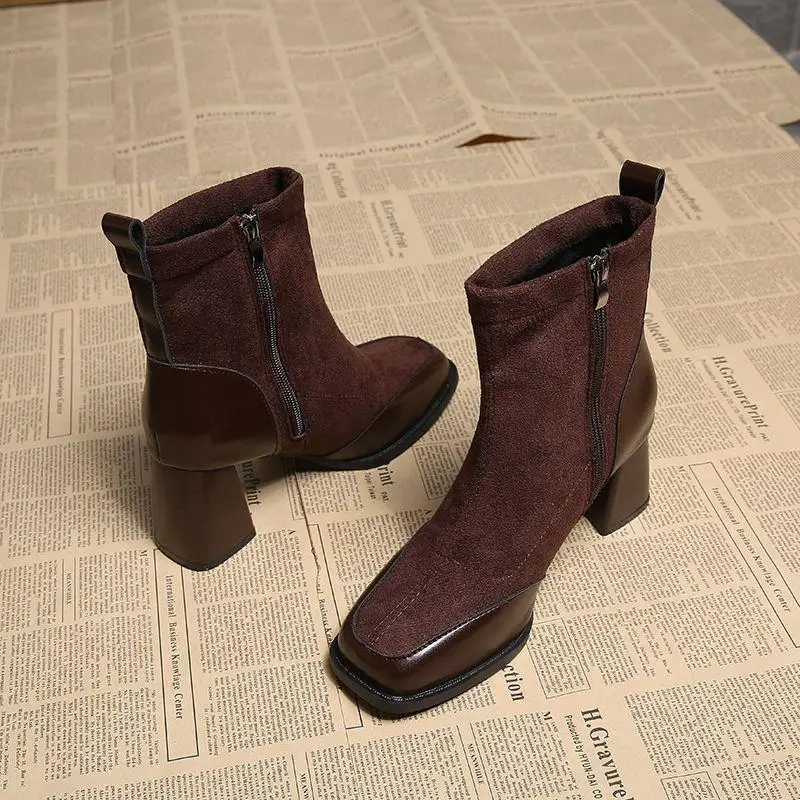 حجم كبير الأحذية النسائية المألوف صندل بكعب مكتنز التمهيد القصير الخريف نمط جديد العصرية الأحذية النمط البريطاني للأقدام حجم كبير