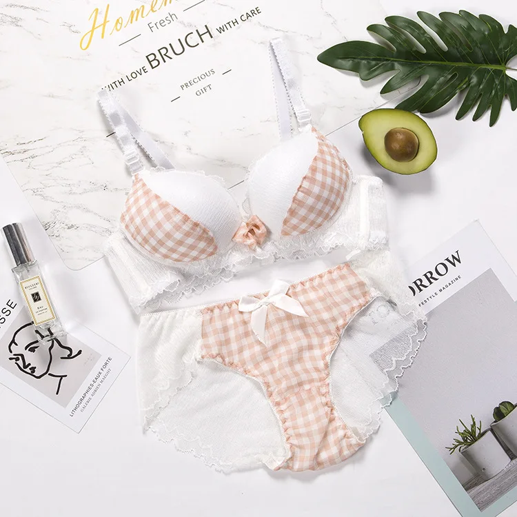 Комплект женского кружевного нижнего белья из бюстгальтера пуш-ап и трусиков