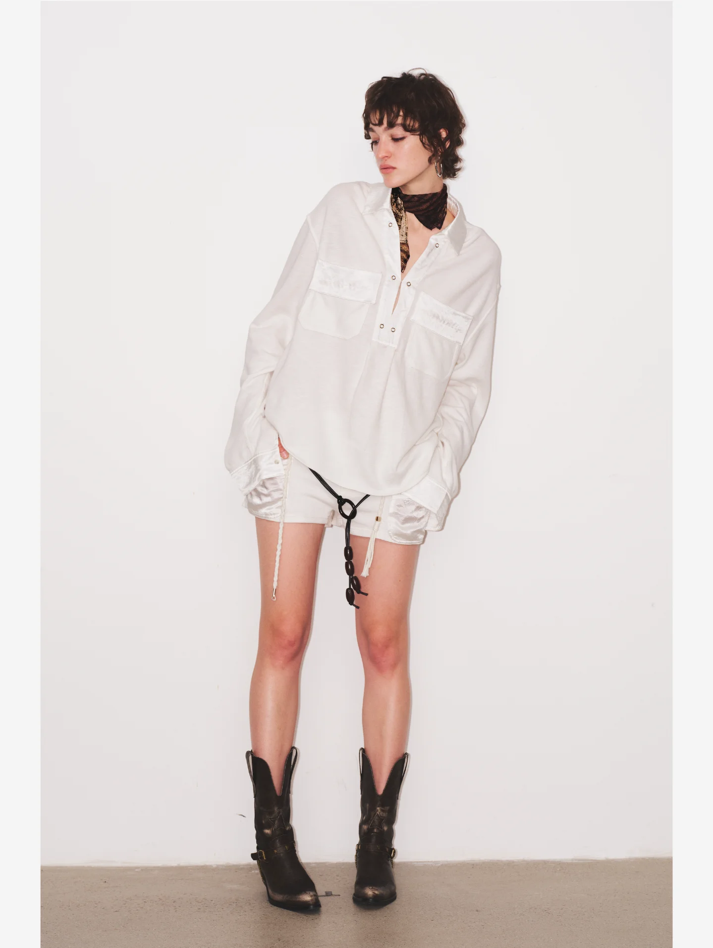 

Легкая декоративная рубашка с накладными карманами и полуоткрытым воротником, повседневный стиль, хлопок, длинный рукав, для девочек, весенняя мода