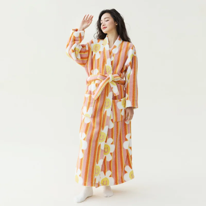 女性の冬厚く暖かいフランネルロングローブ着物バスローブガウンフラワープリントパジャマホームウェアコーラルフリースラウンジウェア