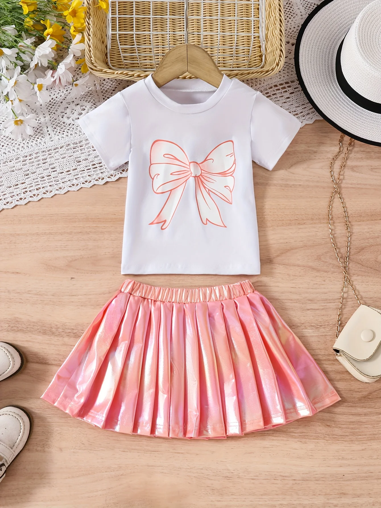 

Baby Girl Sweet New Fashion Cute Bow T-shirt and Shiny Skirt 2-piece Set