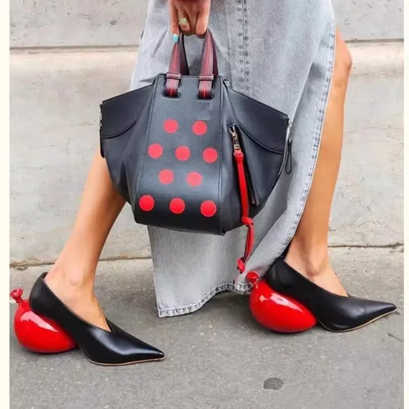 

Женские туфли-лодочки с острым носком 2026 года, красные, на массивном каблуке, из натуральной кожи, с ярким художественным дизайном, черно-красные, для подиумных показов и вечеринок, модные