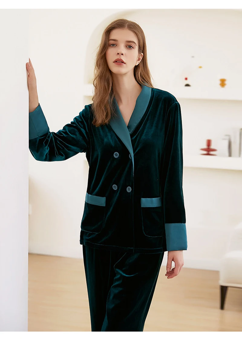 Hochwertiges Damenanzug-Set aus Seidensamt, Mantel und Hose in französischer, eleganter, lässiger Homewear-Anmutige Atmosphäre. Bequem weich.