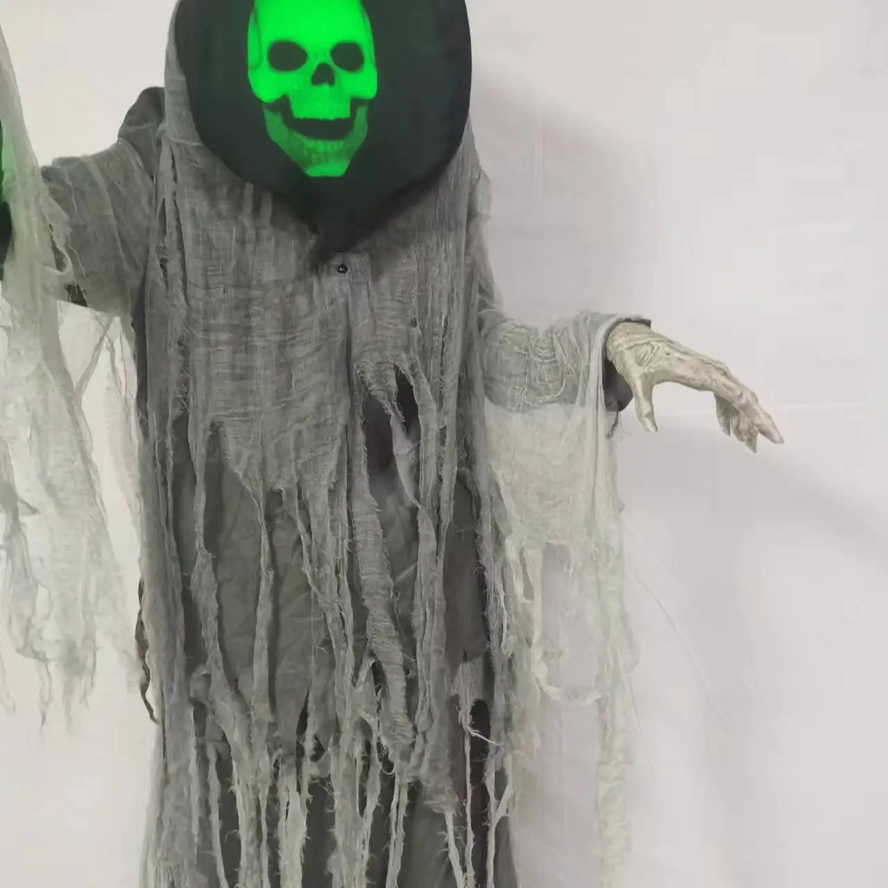 

New Halloween props robe lantern electric luminous skeleton haunted house atmosphere scene decoration horror