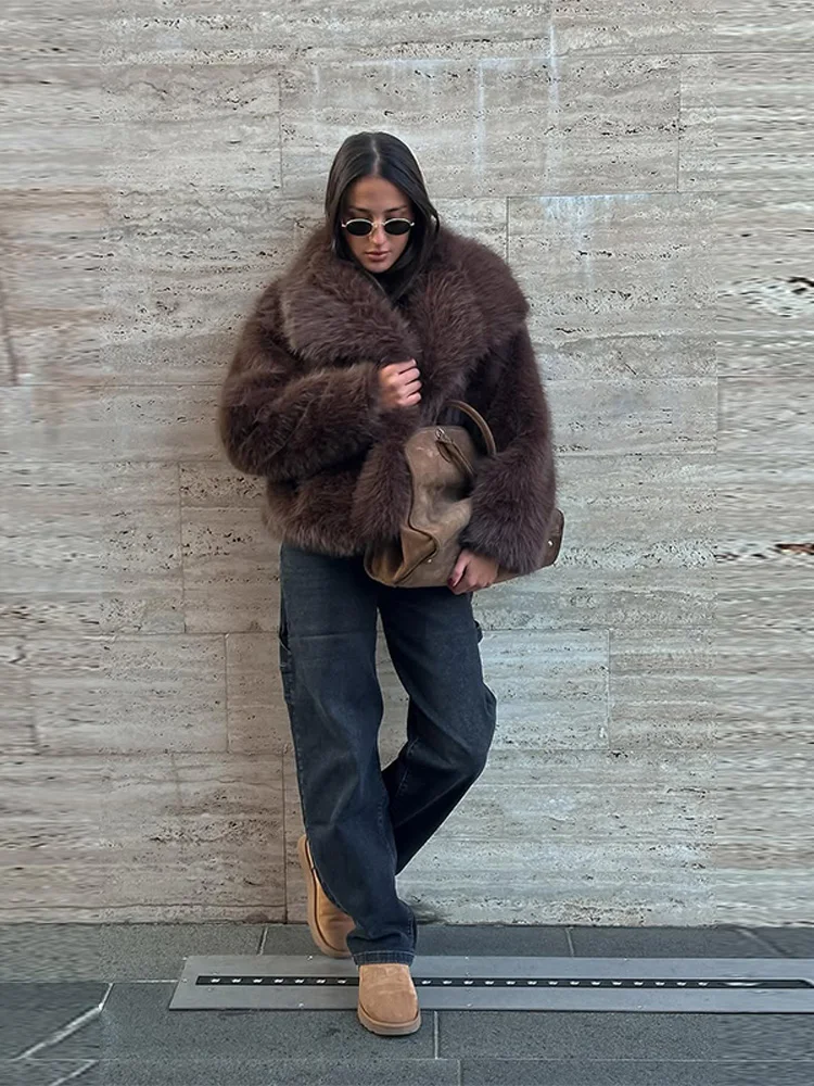 معاطف نسائية فاخرة بنية سميكة من الفرو الصناعي معطف فضفاض بأكمام طويلة معطف فروي لشتاء 2025 جديد للسيدات في ملابس خارجية عصرية