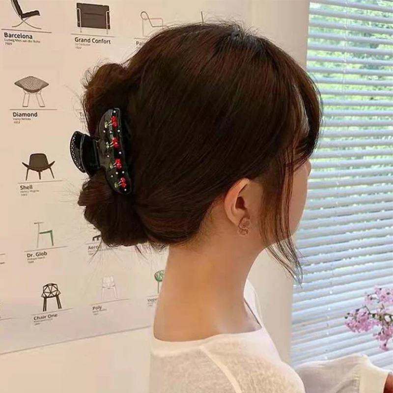 Рисунок 2 - Заколка для волос на тему вишни