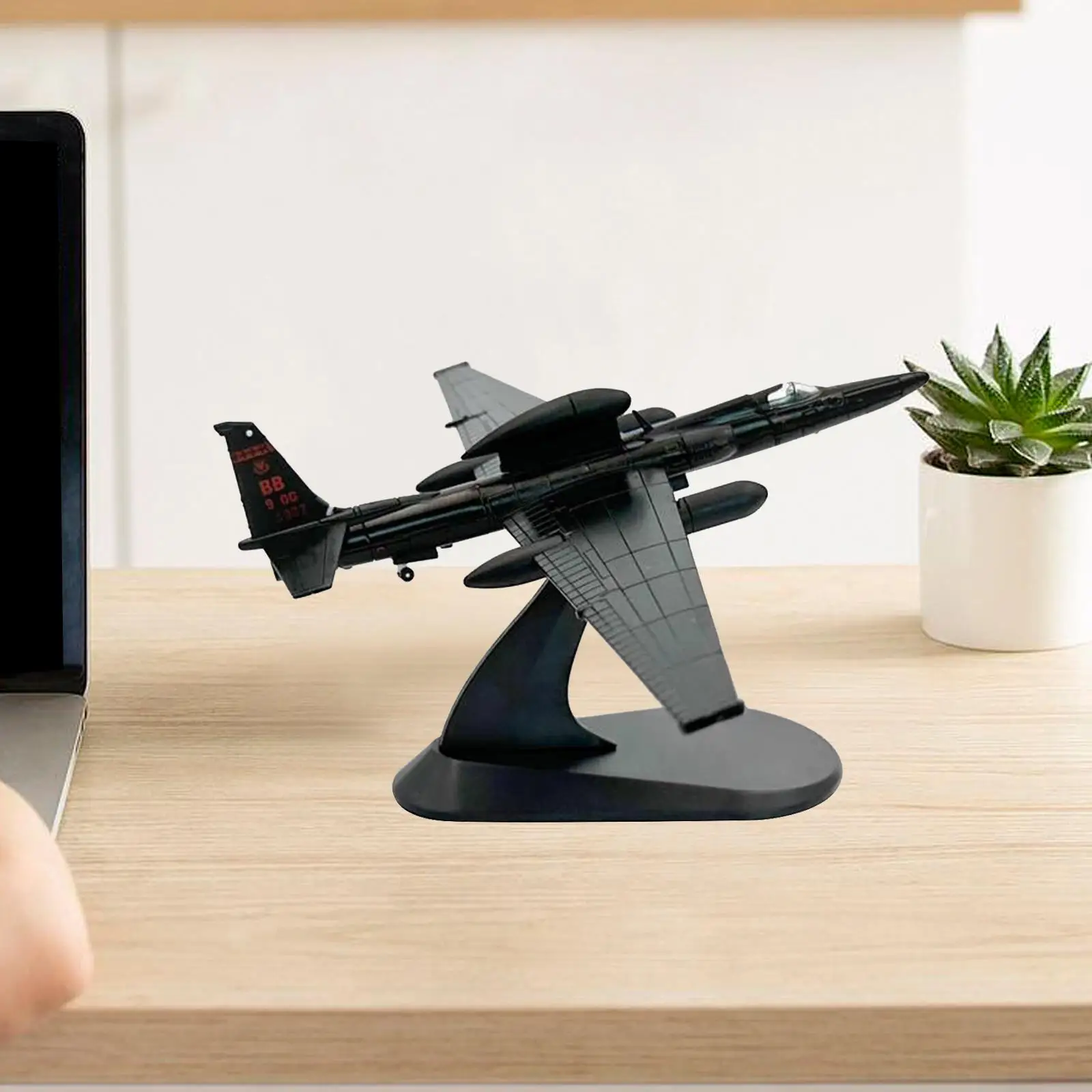 

1:144 искусственная модель самолета, рандомный декоративный реактивный боец из сплава с основанием для бара, гостиной, полки