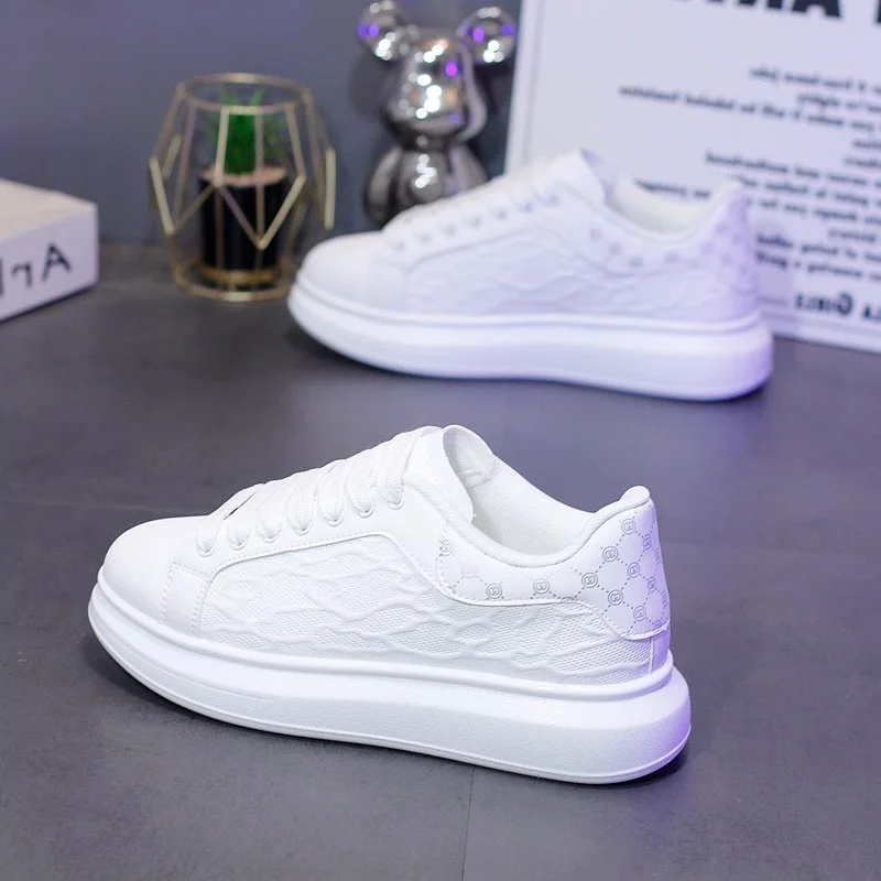 Zapatos deportivos ligeros a la moda para hombre, zapatillas blancas de moda con parte inferior gruesa, transpirables y cómodas, para primavera y verano