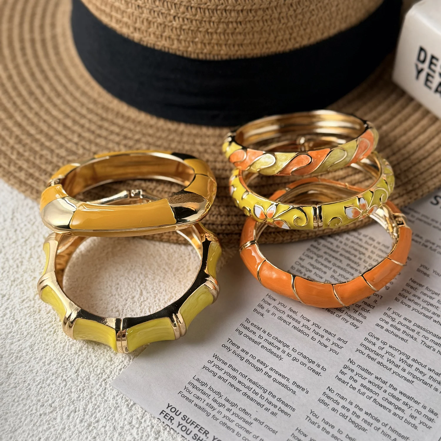 Trendige gelbe Dopamin-Stil Frühlingsarmreifen für Damen und Herren, schlichte Blumen- und Blättermuster, breites Emaille-Armband, vielseitiger Schmuck als Geschenk. – Detail 6