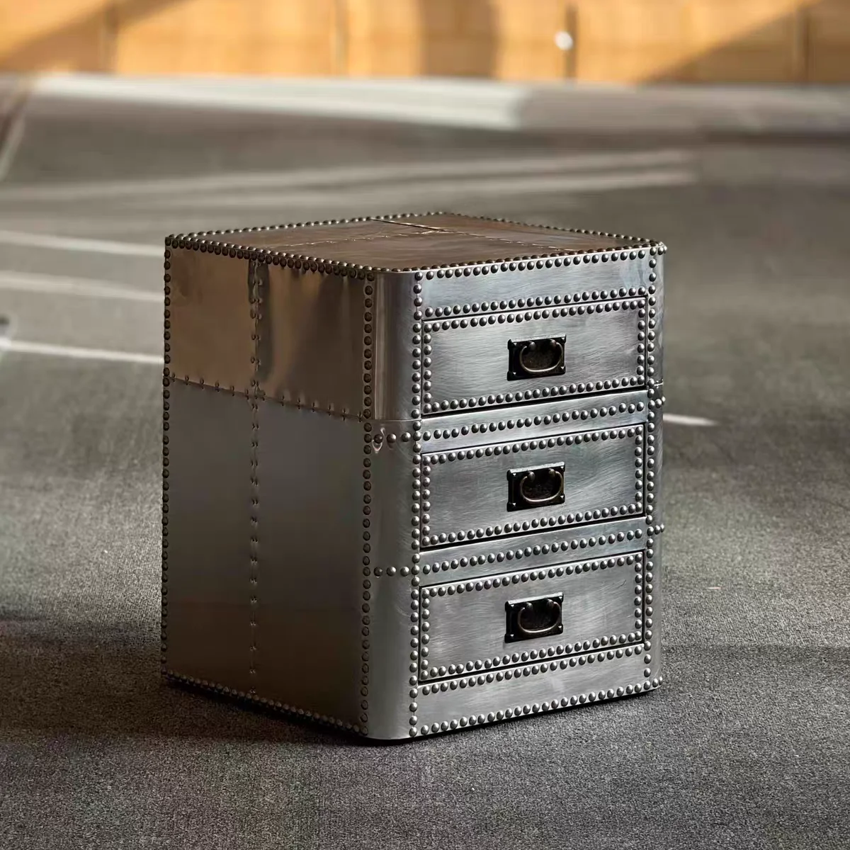 

Retro industrial style aluminum leather side table, medieval living room, creative rivet, small coffee table, cigar bar, cafe bo