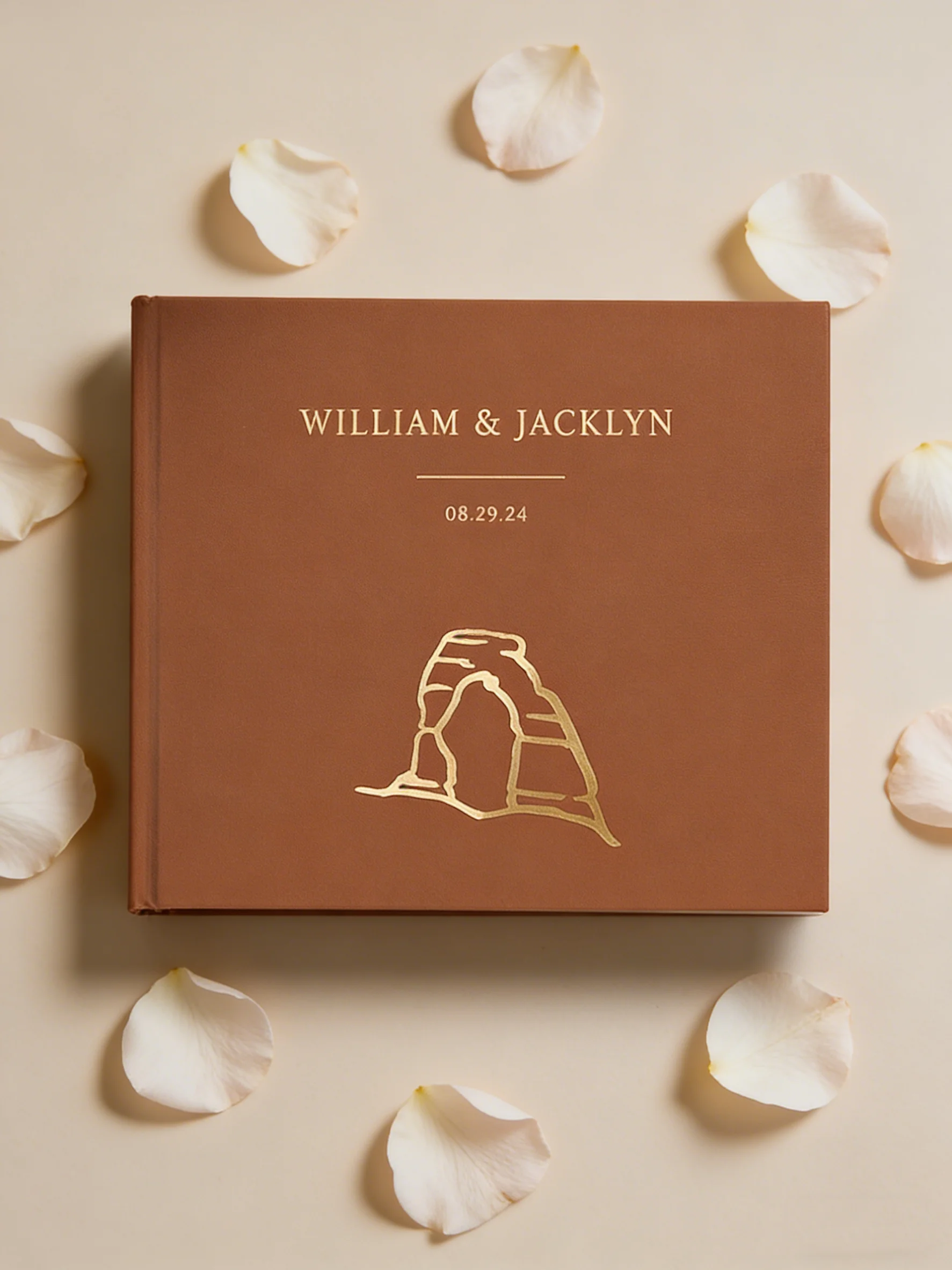 

Персонализированная свадебная гостевая книга в стиле бохо с изящным арочным дизайном, нейтральными тонами, твердой обложкой и золотым, серебряным или розово-золотым тиснением.