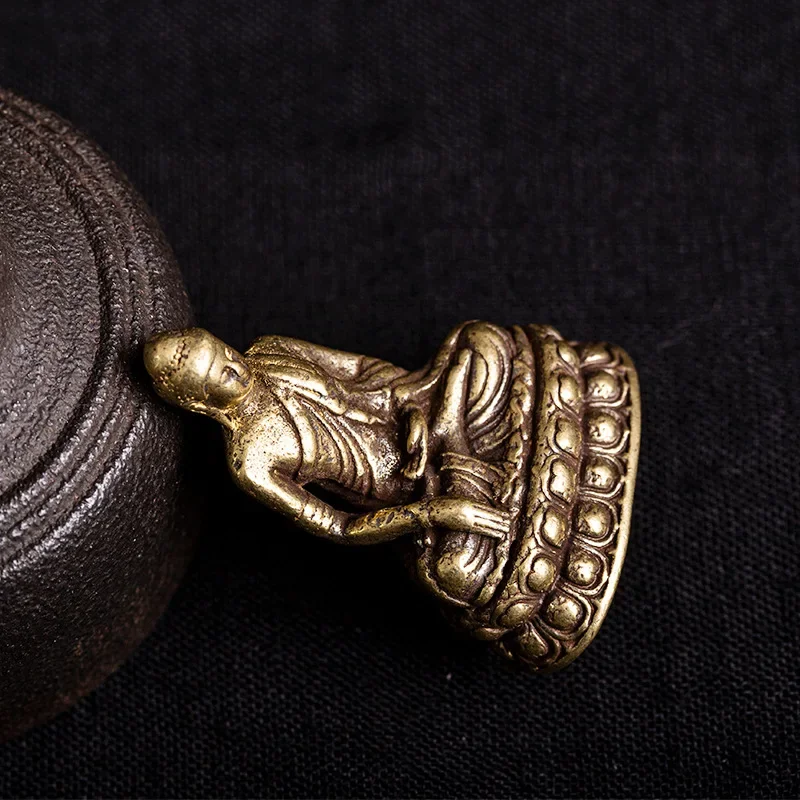 

V8 Hollow Pocket Brass Sakyamuni Small Ornament Dharma Patriarch Hand Handle Antique Copper Micro Carving Stall