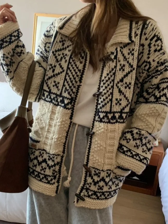 

Корейский вязаный кардиган в стиле Fair Isle для женщин: новая зимняя модель, модный молодежный дизайн с пуговицами, открытый кардиган