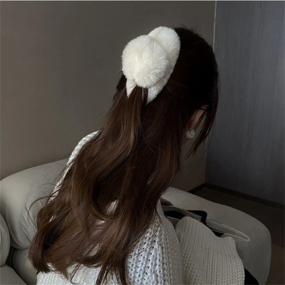 Winter Plush Hair Claw Elegant Acrylic Hairpins Faux Fur Hair Clip Barrette Crab Headwear for Women Girl Hair Styling Accessorie