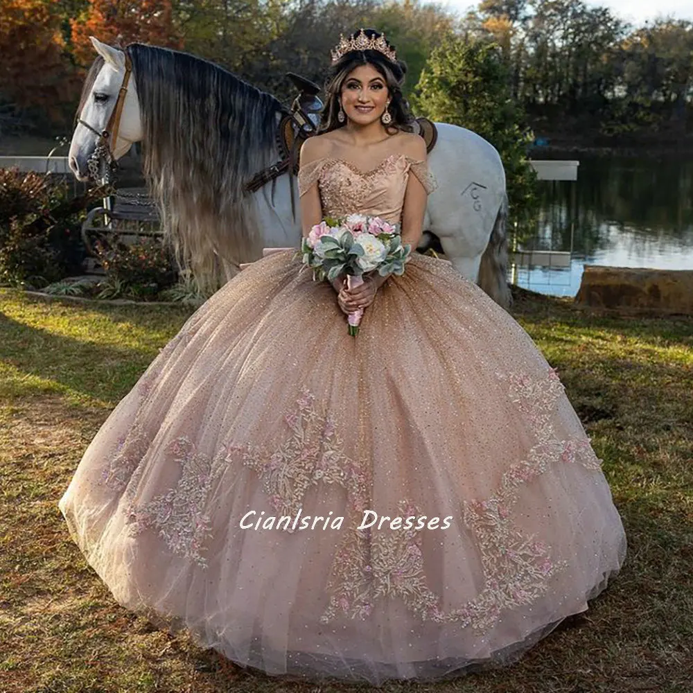 Rose Gold Weg Von Der Schulter Rüschen Quinceanera Kleider Ballkleid Blumen Kristall Perlen Korsett Süße 15 Vestidos XV Años