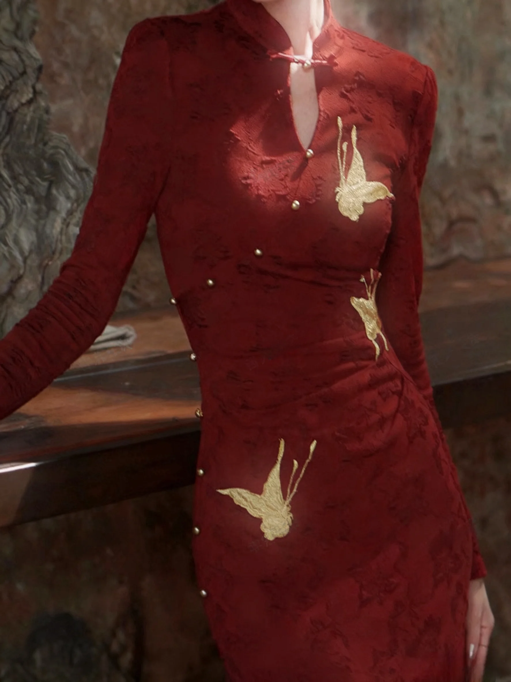 レッド改良チャイナドレス女性用結婚式婚約痩身花柄刺繍長袖ミディスカートヴィンテージスタイル