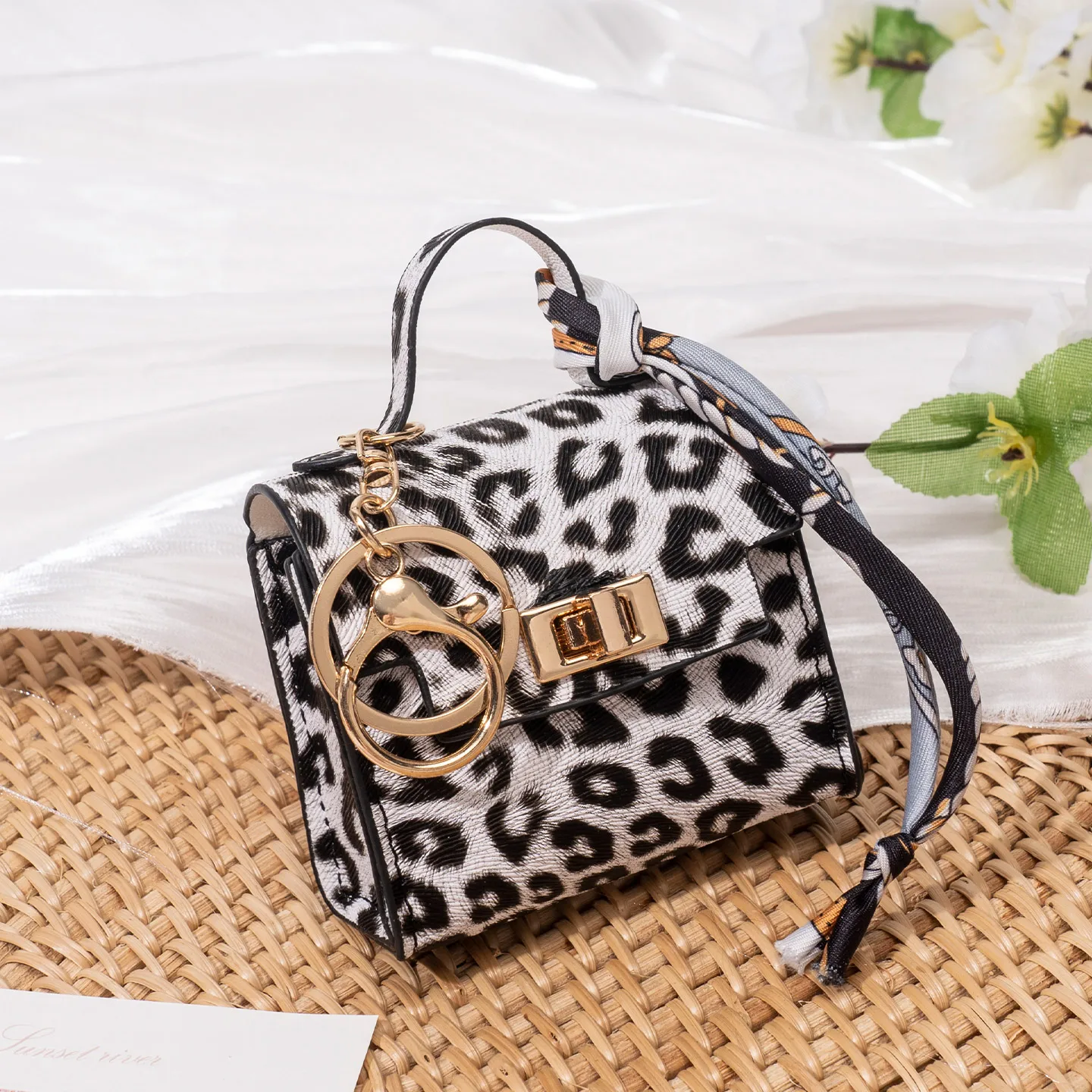 Luxuriöse Mini-Geldbörse, Modische Exquisite Taschenanhänger, Multifunktionales Seidenschal-Armband, Tragbarer Schlüsselanhänger, Taschenaccessoire – Detail 6