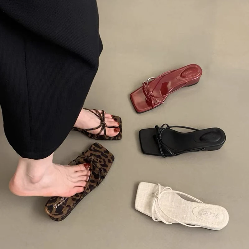 

Женские сандалии на платформе с открытым носком, летняя уличная одежда, модные тапочки на плоской подошве с леопардовым принтом и перекрестным ремешком на среднем каблуке