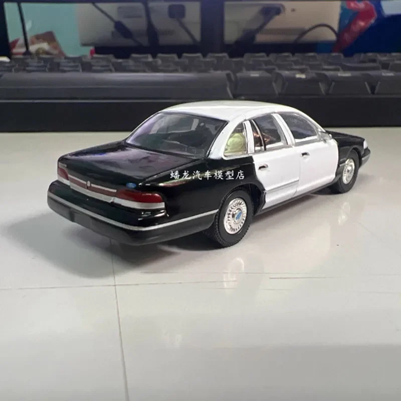 Greenlight Diecast 1:64 Scale Ford Crown Victoria Police Alloy Car Model Ornament Souvenir Display Collection Hobby Gift