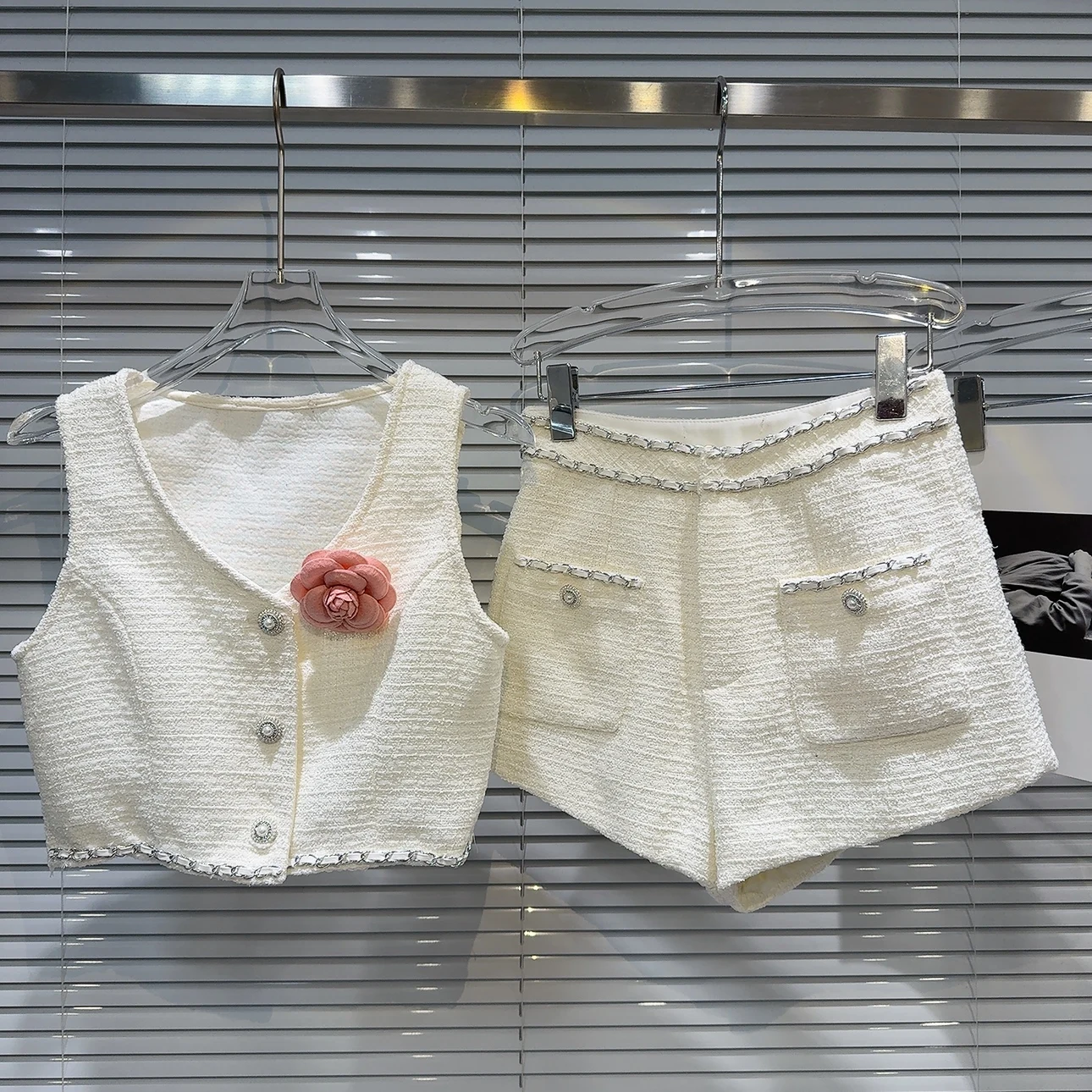 

Summer 2025 Trendy Flrocade Vest Chain Detail Set Faionable Small Fraance Sle Chest Pin ort Pants Outfit