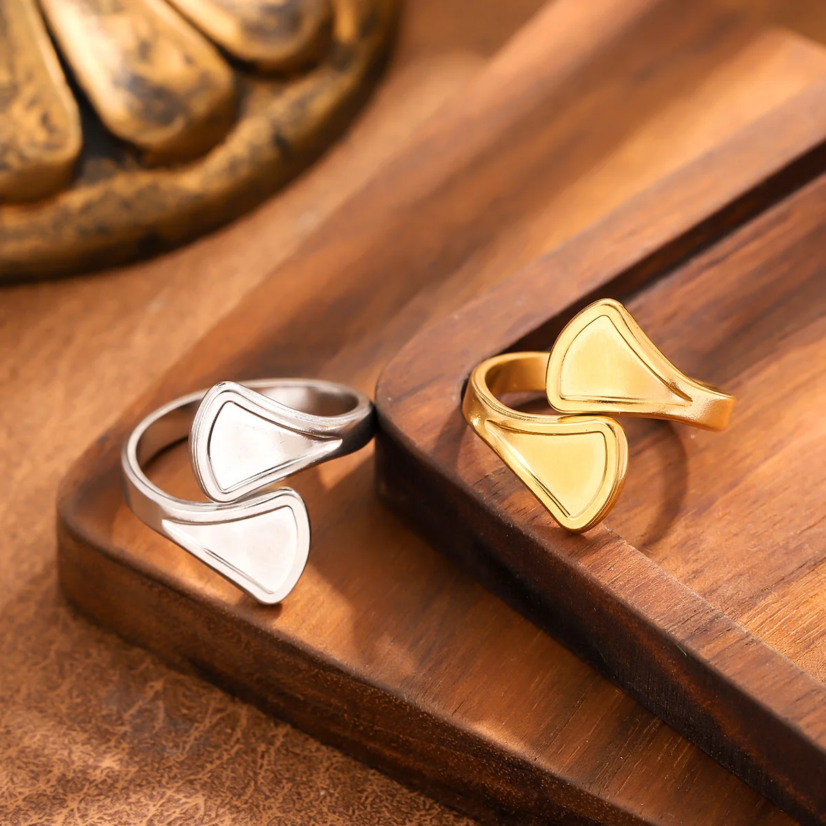 

Light luxury ginkgo leaf gold-plated stainless steel ring, waterproof and non-fading heavy metal, with adjustable finger ring