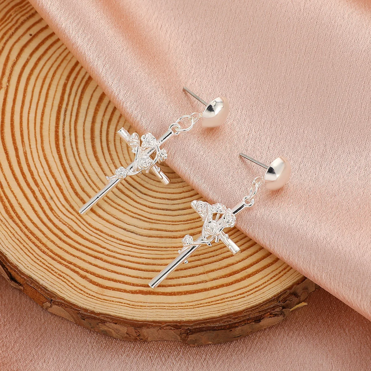 

Three-dimensional Relief Rose Earrings Creative Temperament Metal Cross Earrings Pendant Earrings Ladies Lowest Price Wholesale