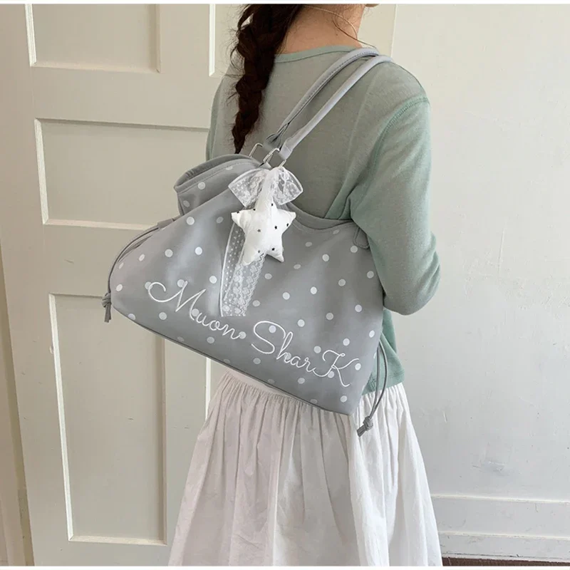 Koreanische große Canvas-Tragetasche mit Polka-Dot-Sternmuster, süße, edgy Schultertasche im Ballett-Schleifen-Stil, vielseitige Damen-Handtasche für den Arbeitsweg – Detail 17