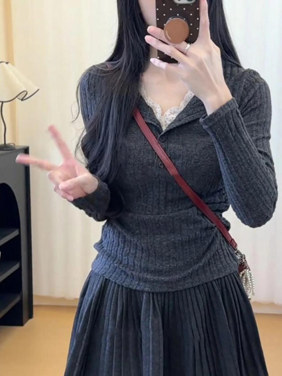 Damska długa bluzka z dekoltem w serek, koronkowa, dzianinowa, dopasowana, słodka i seksowna, zimowa, w stylu koreańskim, idealna do pracy.