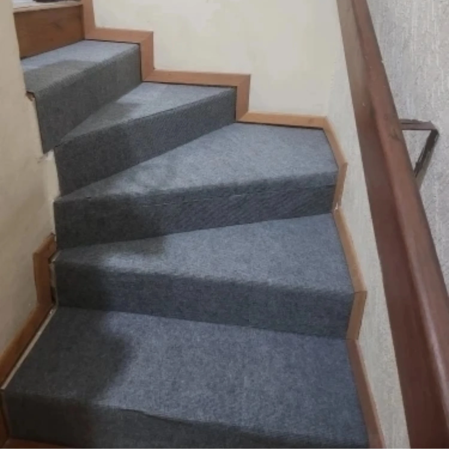 

Self - Adhesive Squares Carpet Floor Tile Carpet for Hard Floor Office Home Easy to Peel and Stick 30*30cm Per Tile Small Rugs