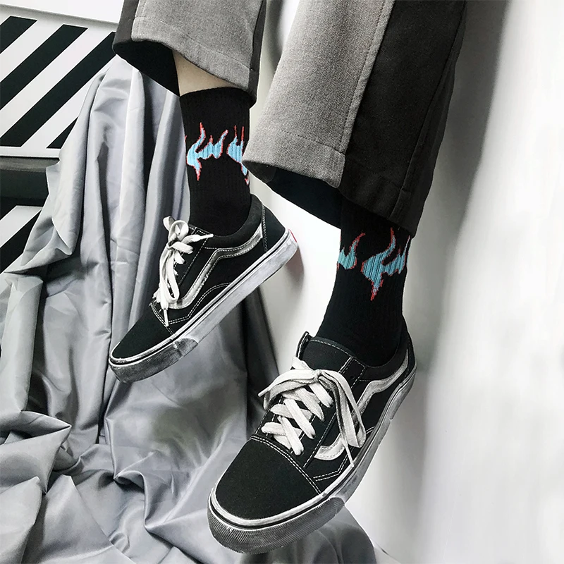 موضة لهب الرجال النساء الجوارب القطنية الوردي الأسود النار Harajuku الهيب هوب سكيت كلية نمط مضحك سعيد الفتيات Sockings Sokken