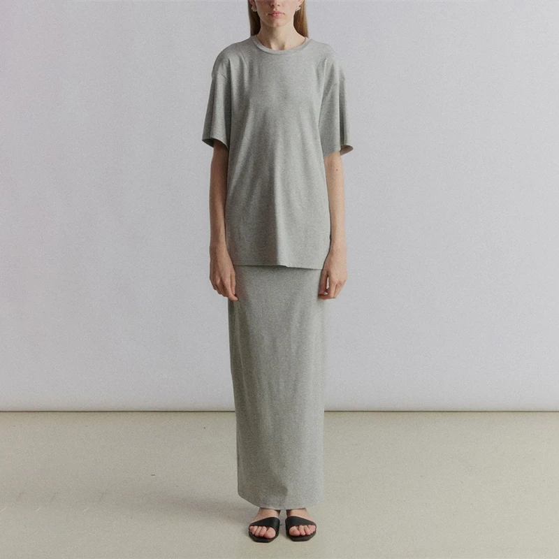 

Повседневный комплект: свободная футболка с круглым вырезом и коротким рукавом, юбка с эластичным поясом. Женский весенний модный ансамбль. Удобный и стильный.