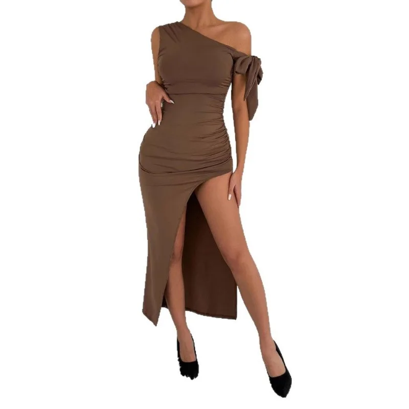 الملابس النسائية الجديدة الأوروبية الأمريكية شعبية مائلة الكتف مثير سليم صالح عارية الذراعين الشق اللباس