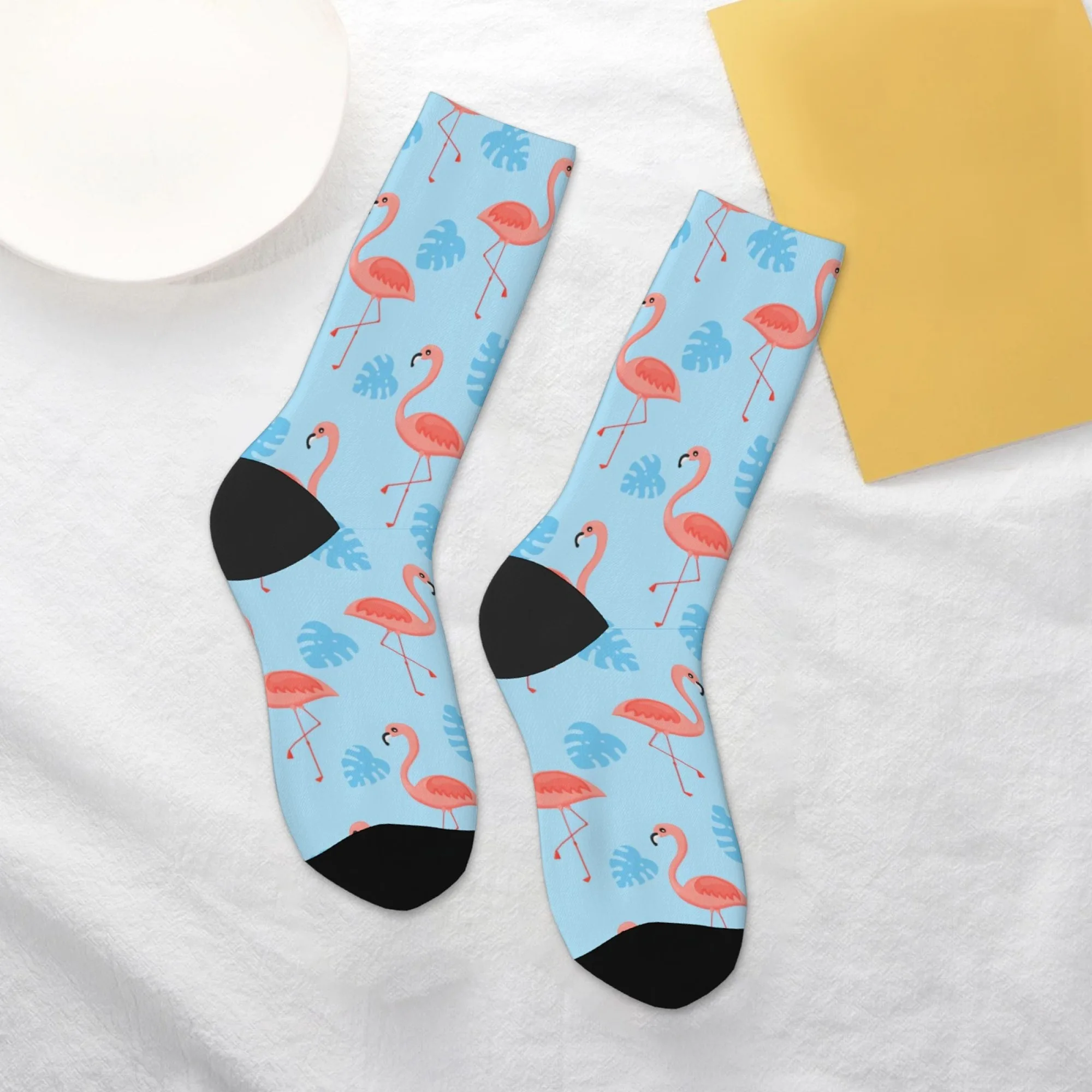 Verspielte, trendige Crew-Socken, stilvolle Flamingo-Motiven, helle Farbe, modischer tropischer Flair, ideal für Küstenausflüge