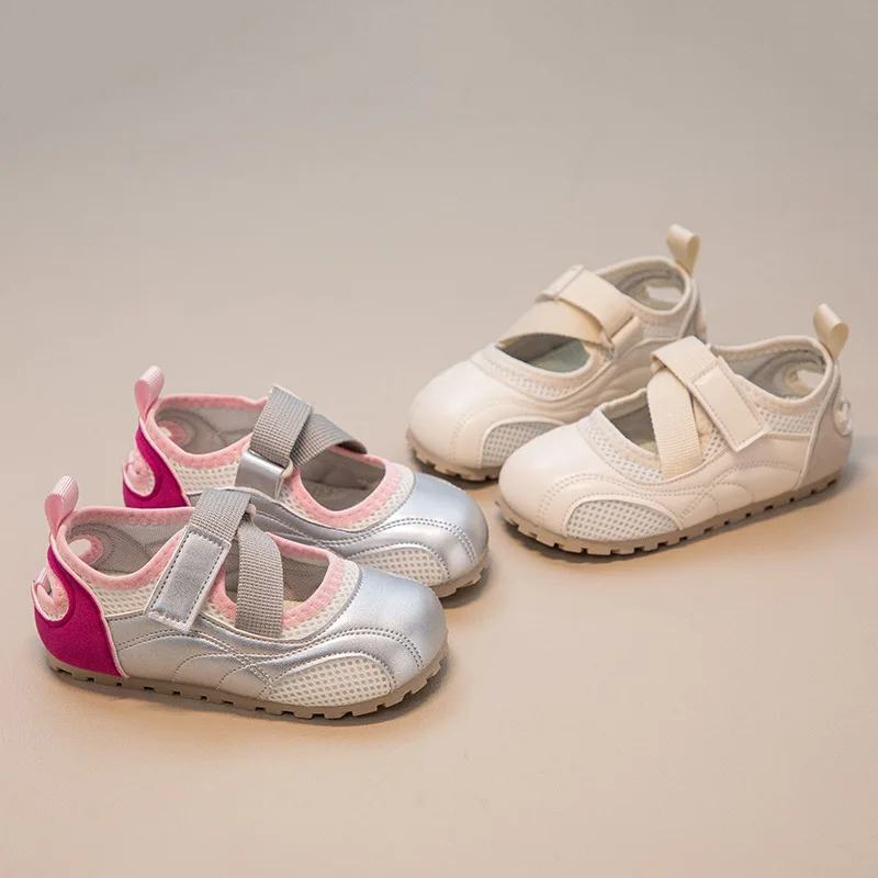 

Модные балетки для девочек, новые детские туфли на плоской подошве, нескользящие танцевальные туфли, туфли для принцесс на вечеринку, детские сандалии с перфорацией, спортивный стиль для малышей