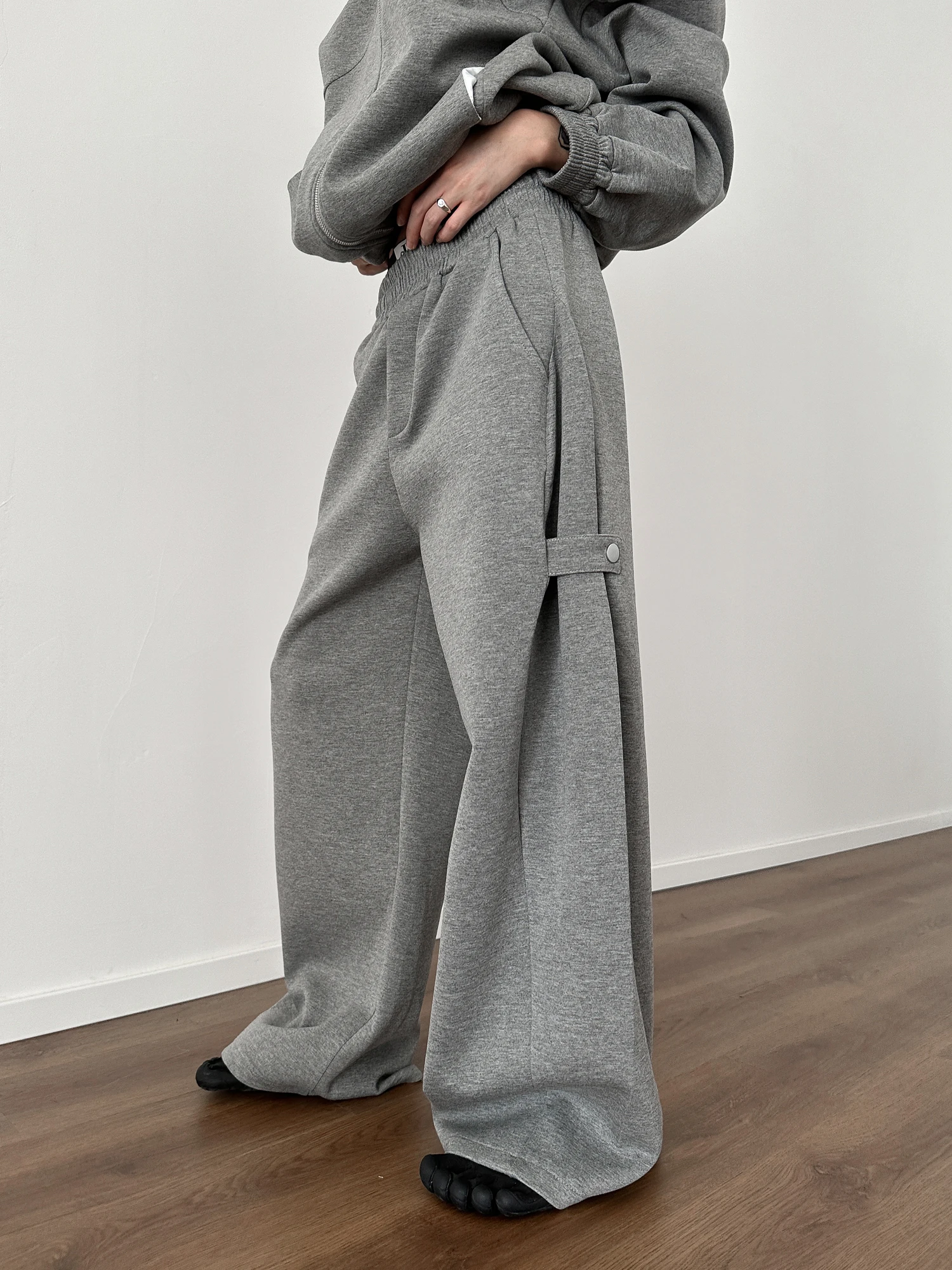 

ey Heavyweight Wide Leg Sport Sweatpants Men's Belt Design Casual Loose Drapey Pants Youth Trendy Straight Tube Long Trousers
