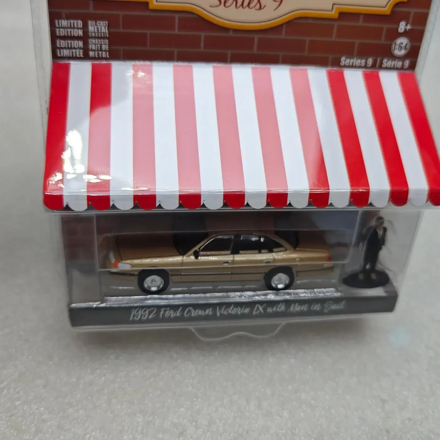 GreenLight 1:64 1992 クラウン人形付き高シミュレーション合金車モデルコレクタブルおもちゃギフトお土産ディスプレイ装飾品