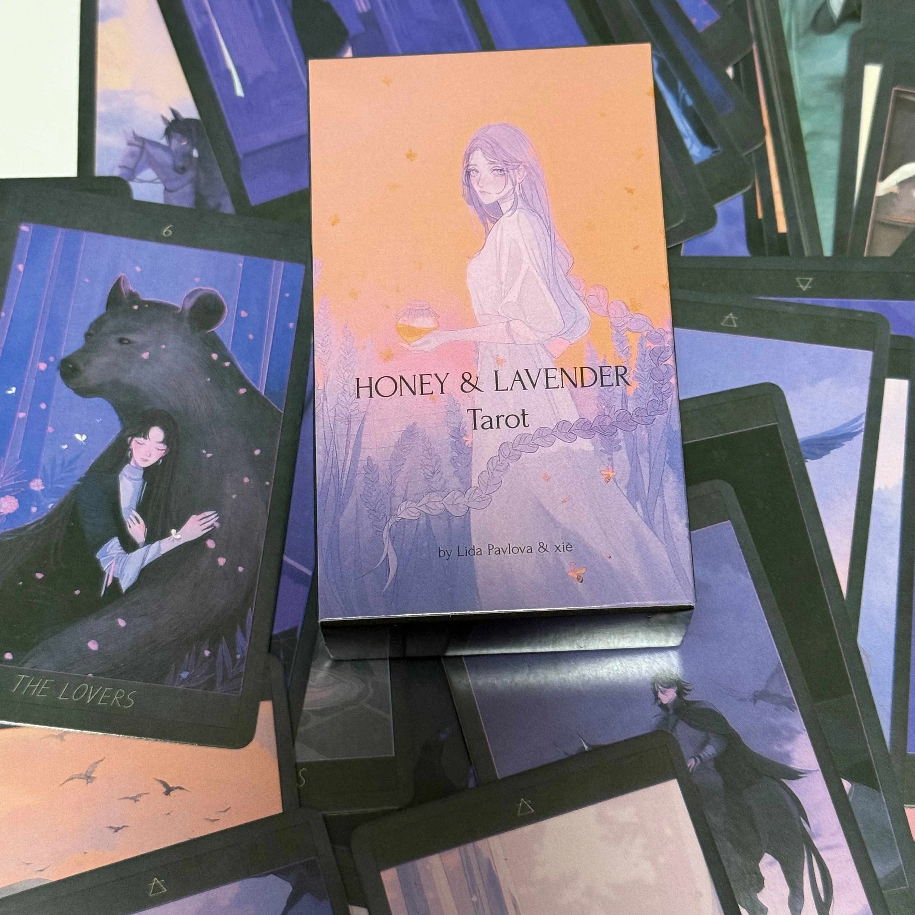 

Колода карт Таро «Мёд и Лаванда» (78 карт) сочетает в себе сказочную эстетику с глубокой мистической символикой, эфирное фэнтезийное искусство.