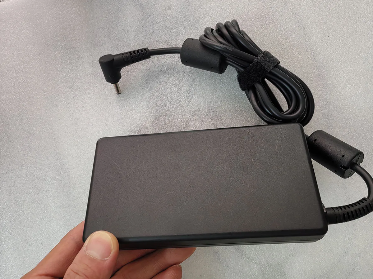 

Для ноутбука ASUS Vivobook Pro 15 OLED N6506CU RTX4050 OEM Slim Chicony 20 В 10 А 4,5 мм 200 Вт адаптер A21-200P2B