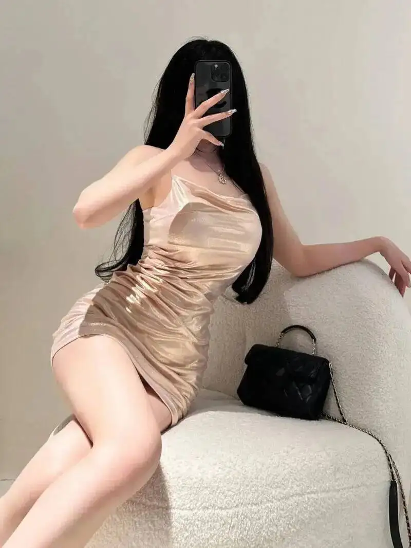 Puro desiderio abito con scollo a V elegante per le donne estate pieghettato lusso oro Pu moda donna serbatoio mini abito dolce coreano 2025 nuovo 84Z