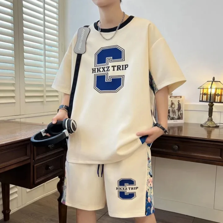 

Летний новый мужской комплект из футболки с коротким рукавом и шорт, свободный и стильный, для подростков, модный брендовый набор.