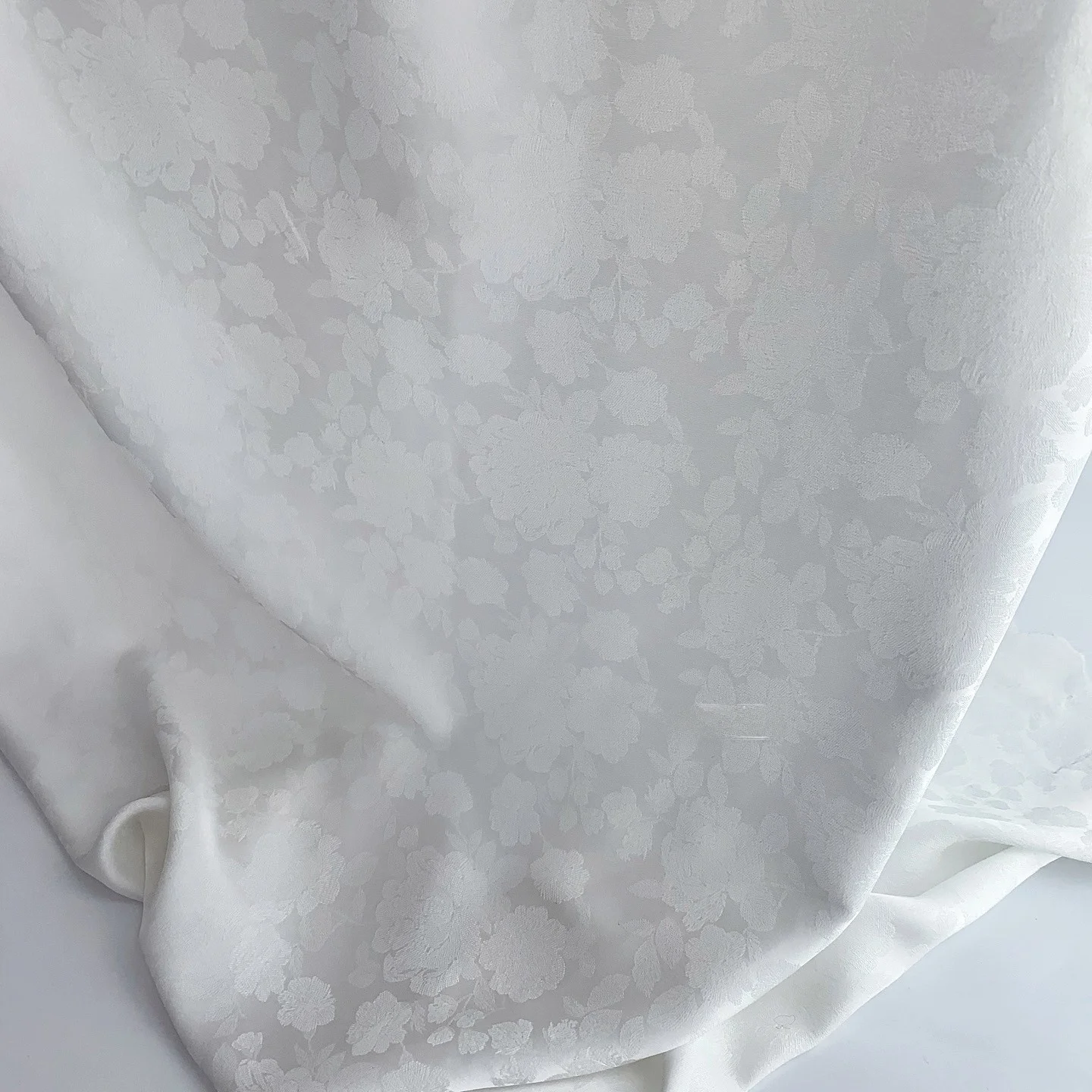 

Soft Silken Floral Embroidered Fabric Drapey Dr irt Material Milk White Rose Fuzzy Texture Home Fabric Sponge Pad