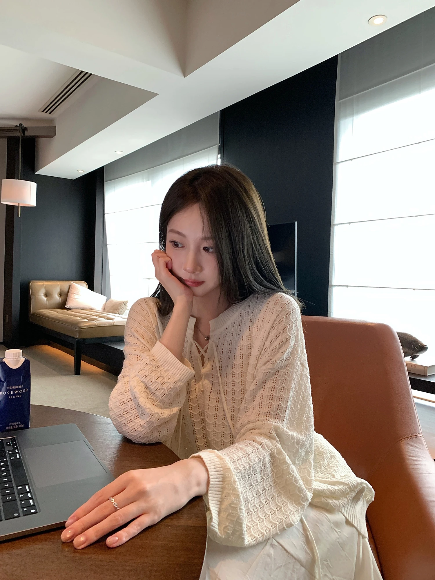 

Высококачественный шелковый вязаный свитер с поясом, свободный крой, длинный рукав, повседневный стиль, женская осенняя мода, дышащий и комфортный.