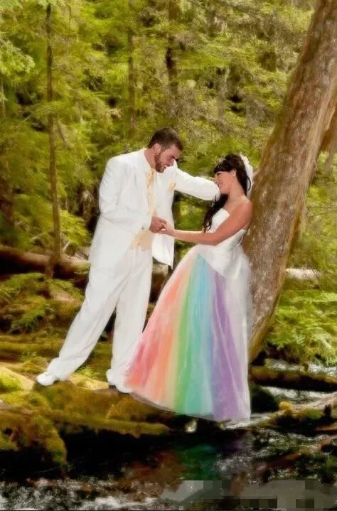 เรนโบว์สีสันสดใสโกธิคชุดแต่งงานกลางแจ้งที่ไม่มีสายหนังสีแดงสีม่วงสีฟ้าที่แปลกใหม่ความยาวชั้นชายหาดชุดเจ้าสาว