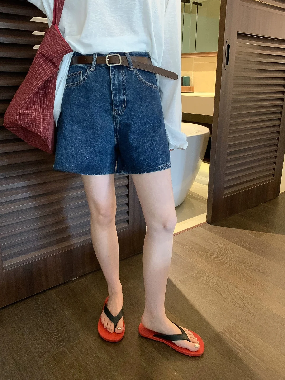 

Женские джинсовые шорты с высокой талией, синие, летние, новый стиль, с поясом, прямые, из хлопка, повседневные, весенние, модные, для работы и отдыха